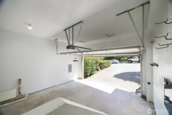 There is an attached garage of 480 sf.