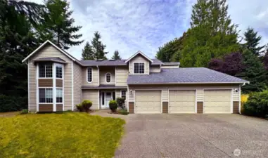 Beautiful curb appeal in desirable Nottingham community