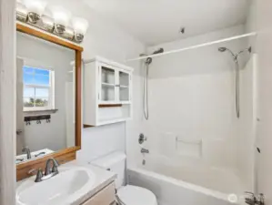 Primary en-suite full bathroom
