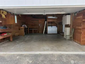 Extra deep Garage with extra work benches
