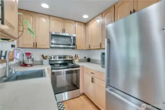 Brand new counters & stainless steel appliances that stay ~