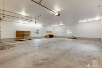 Large  1440 Squ Foot shop