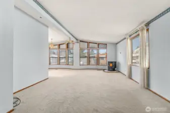 Vaulted Ceiling & Ample Light