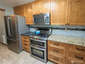 Propane stovetop with electric ovens. New refridgerator in 2025.