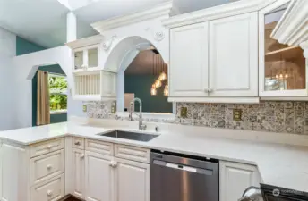 Showy Cabinets & Knobs~Stainless Appliances~Unique & Splashy Tile Work~