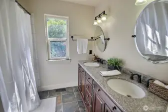 Double sinks, here too!