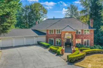Welcome to this stately 5,240 square foot home in the Highgrove community of English Hill. The brick façade, manicured landscaping, and spacious three-car garage set the stage for a residence that blends elegance and functionality. Positioned on over 1.5 acres, this home provides privacy and room to enjoy the outdoors while remaining close to everything Redmond offers.