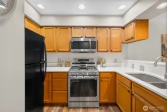 NEW Stove & Microwave (never been used!)