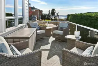 Deck with western exposure.