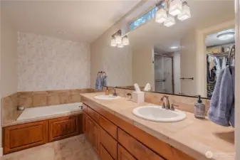 Attached, Dual Sinks, Garden Tub