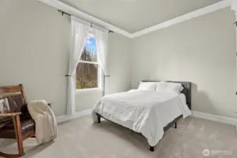 bedroom 5 on mainfloor with bathroom and steamshower.