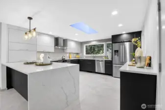 Newly Remodeled Kitchen w/Quartz Counters
