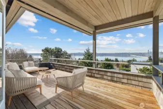 Deck (virtually staged)