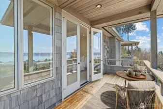 Deck (virtually staged)