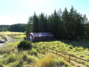 Heated Dog kennel with fenced 'airing yards'. Three year old septic.
