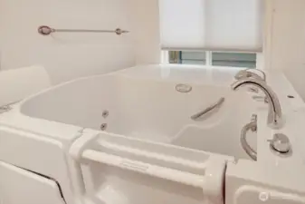 Walk in jetted jacuzzi tub