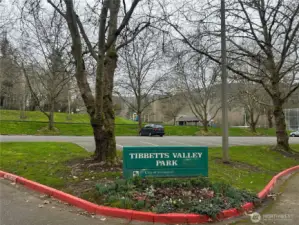 Convenient to Mountains, Parks, trails and Downtown Issaquah's Shops, Restaurants, etc.