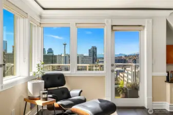 Cinematic west-facing views of the Space Needle, Seattle skyline, Lake Union, the Olympic Mountains, and unforgettable sunsets.