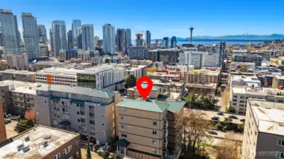 Impeccably positioned in one of Capitol Hill’s most vibrant pockets. Just moments to light rail, Broadway, Downtown, parks, and some of Seattle’s best dining.
