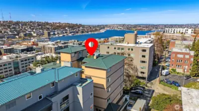 Impeccably positioned in one of Capitol Hill’s most vibrant pockets. Just moments to light rail, Broadway, Downtown, parks, and some of Seattle’s best dining.