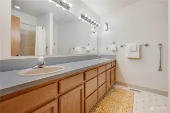 2nd full bathroom with two sinks and tub/shower combo