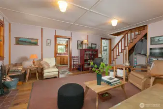 Fresh and Welcoming - Most Furnishings Included