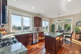 Would love to bake in this sunny & bright kitchen!