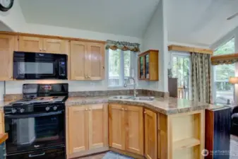 Stunning kitchen with all the necessities and more!
