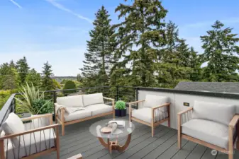 Oasis in the trees! Territorial and Cascade Mountain views. Virtual staging