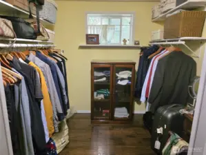 Full room, walk in closet