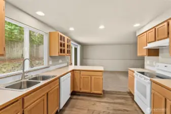 Light and bright kitchen, with appliances