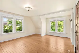 UPPER APARTMENT | Bright and Beautiful