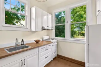Main Floor Apartment : Full kitchen