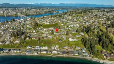Walking distance to shops and restaurants in Manette not to mention the beach!
