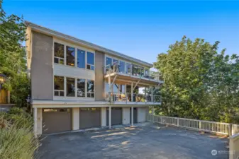 Well maintained mid-century fabulous triplex at the end of a dead-end road. Private yet so convenient!