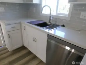 Yes, there is a dishwasher!!