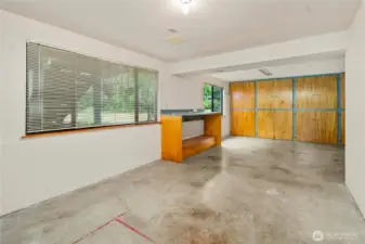 Extra large bonus room/ shop.