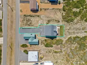 Full asphalt driveway.