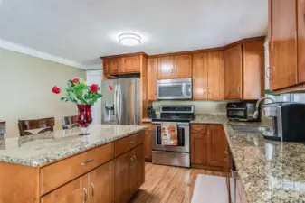 Beautiful Kitchen w/Granite countertops and Island
