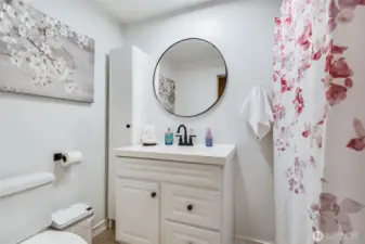 Full Bathroom in Hallway