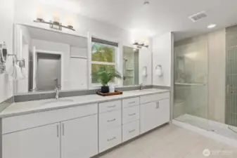 Ensuite bathroom (staged)