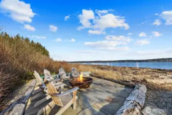 PRIVATE BEACH- AMAZING PLACE TO WATCH ALL KINDS OF MARINE TRAFFIC AND FULL MOONS!