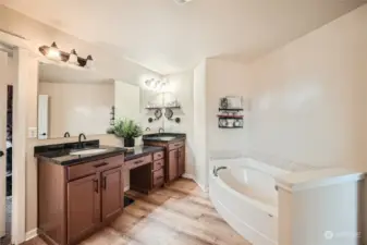 Double sinks and a deep soaking tub