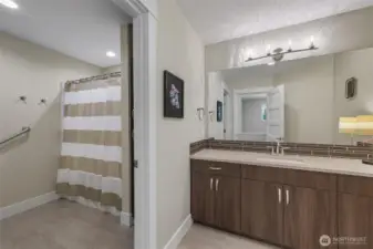 Upstairs full bathroom