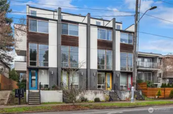 Fantastic location and all the desired features make this townhouse special. Discover this move-in ready townhouse in the heart of West Seattle, you won't be disappointed.