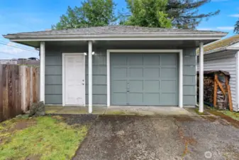 1-Car detached garage with workspace