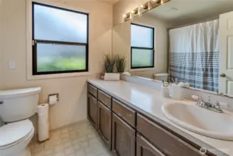 Main level bath between the bedrooms