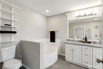 5-Piece en-suite bathroom.
