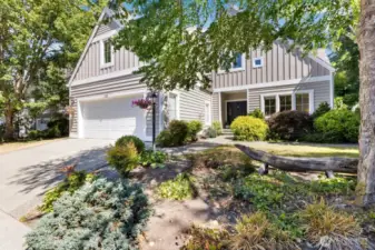 Lovely side yard near walk path
