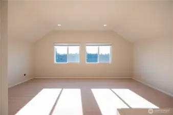 large loft can be a 5th bedroom has closets